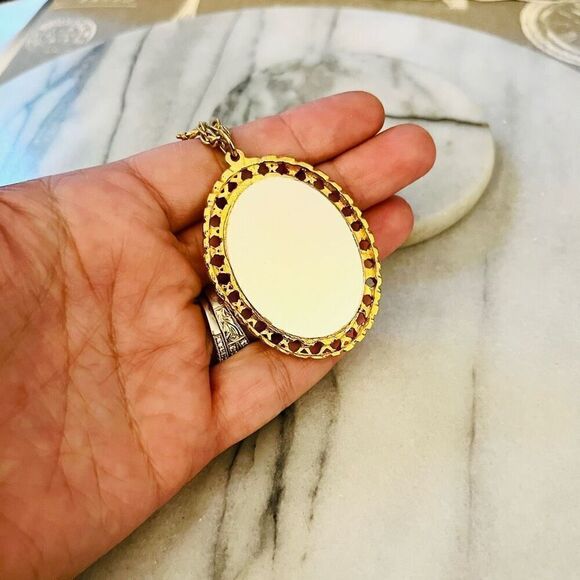 Vintage Cameo Pendant Necklace Mirror Back Oval Gold Toned Metal Original Box - Picture 5 of 6